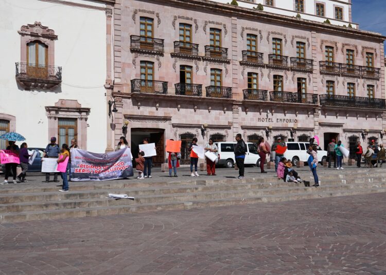 Antorchistas demandan servicios básicos; protestan en Palacio de gobierno