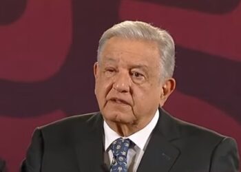 AMLO aparece con el ojo hinchado en La Mañanera por una infección