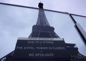Huelga en Torre Eiffel de París la mantiene cerrada por tercer día consecutivo