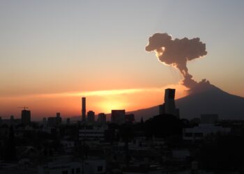 Popocatépetl sorprende con fumarola durante el atardecer