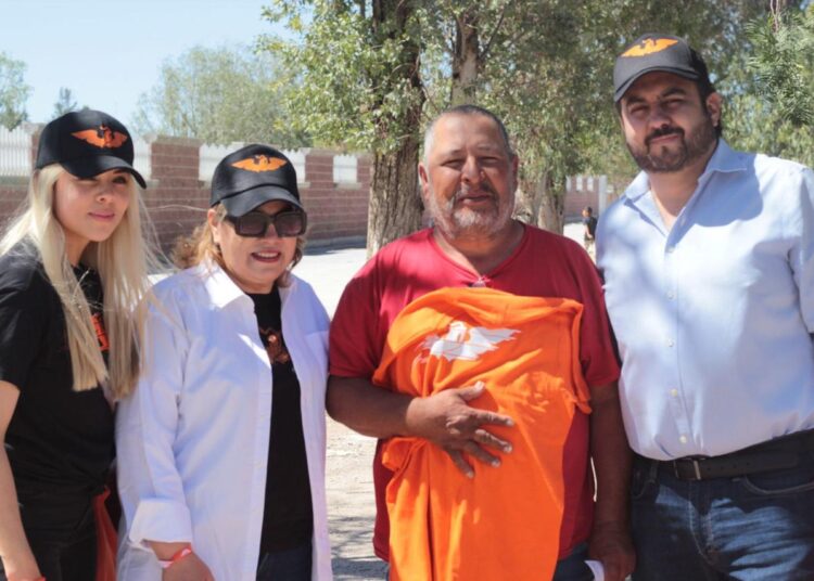 Tere Villegas recorre Villa de Cos donde demandan abasto de agua potable