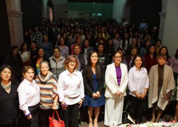 Presentan edición “Un par de alas para volar”