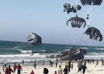 EU lanzan alimento desde el aire para el norte de Gaza, otra vez