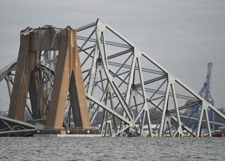 Colapsa puente de Baltimore tras choque de barco carguero