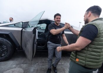 Llega la primera Cybertruck a México, Samuel García la presume