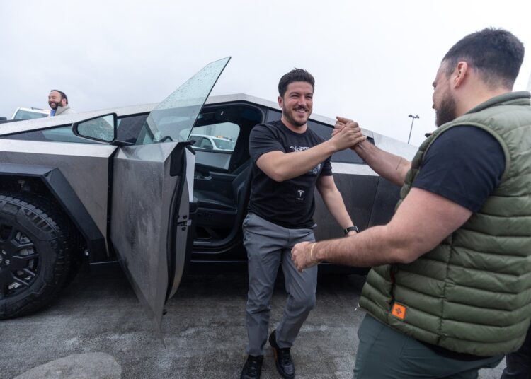 Llega la primera Cybertruck a México, Samuel García la presume