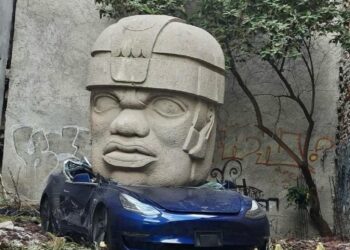 Tesla es destruido con una cabeza Olmeca en la CDMX