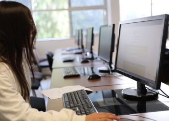 Maestros estatales paristas y la SEC llegan a acuerdos; Se revisará la recategorización