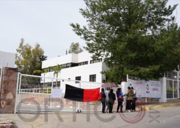 Maestros estatales demandan aumento salarial y toman las instalaciones de la SEC