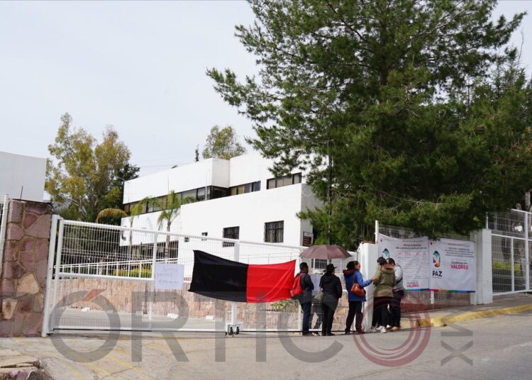 Maestros estatales demandan aumento salarial y toman las instalaciones de la SEC