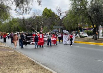 A tres semanas sin resolverse el conflicto en prepas estatales, marchan maestros por el boulevard