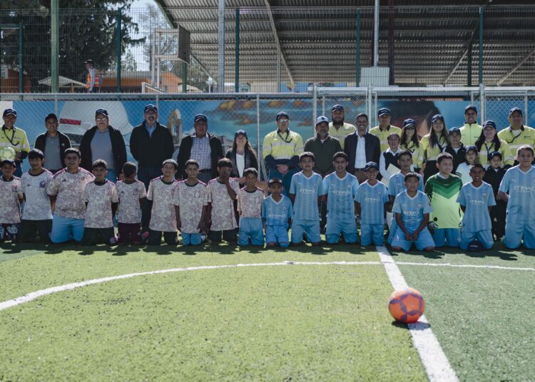 Construye Newmont Peñasquito cancha de futbol rápido de calidad en escuela Primaria