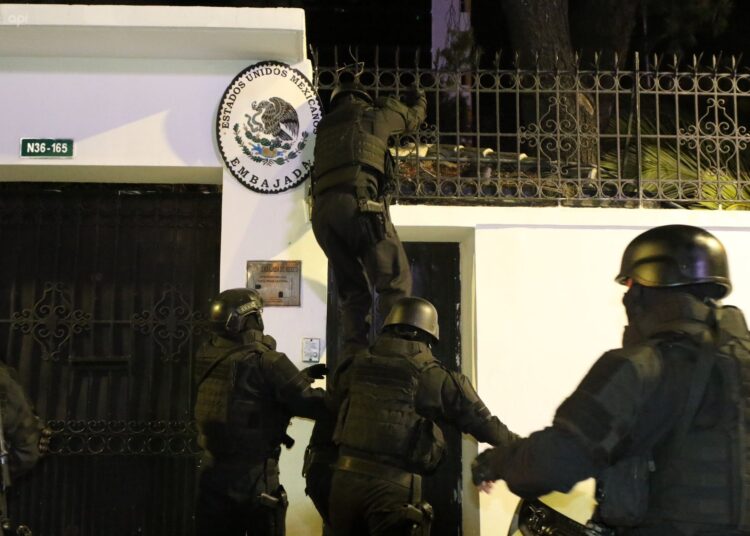 México rompe relaciones diplomáticas con Ecuador, tras irrupción de la policía en la embajada mexicana