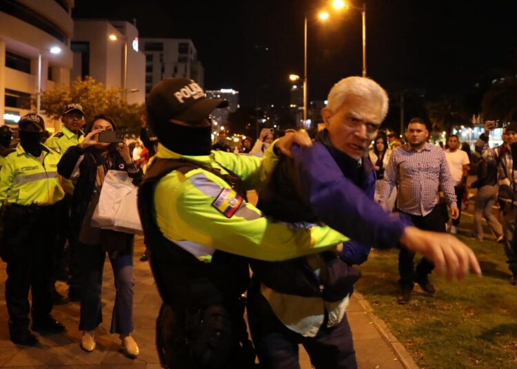 Ecuador denuncia ante la Fiscalía a Roberto Canseco, diplomático mexicano, por intentar evitar asalto a la embajada