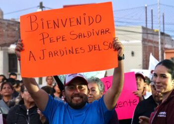 Pepe Saldivar recorre colonias y recoge apoyos de las familias guadalupenses