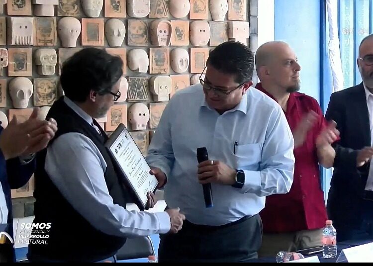 EL Escultor Javier Díaz Rivapalacio dona obra a la UAZ