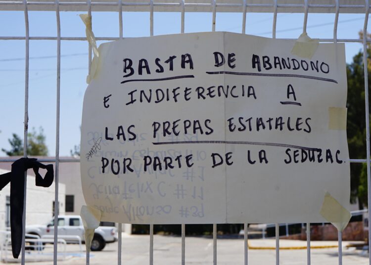 Gobierno de Zacatecas, incapaz de resolver conflicto en prepas estatales; maestros toman Sefin
