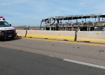 Saltan por las ventanas de camión para salvarse de incendio tras choque