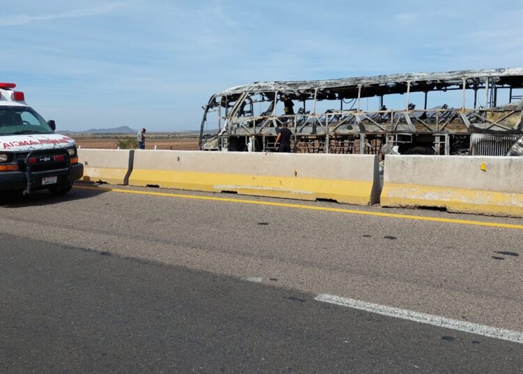 Saltan por las ventanas de camión para salvarse de incendio tras choque