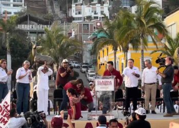 Sheinbaum cae tras bailar banda en Mazatlán