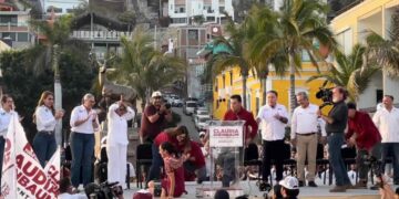Sheinbaum cae tras bailar banda en Mazatlán