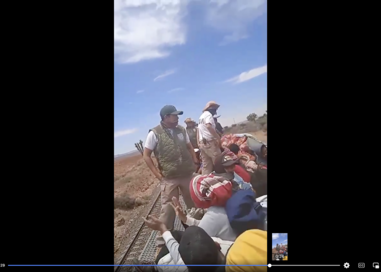 Personal de Migración presionan a migrantes para bajarlos del tren en Calera, Zacatecas