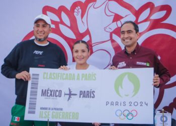 Ilse Guerrero recibe boleto de avión a los Juegos OLímpicos de Paris, de manos de Pepe Saldivar