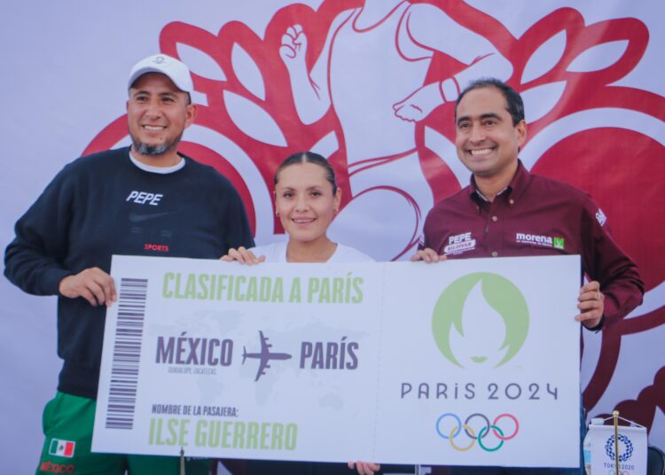 Ilse Guerrero recibe boleto de avión a los Juegos OLímpicos de Paris, de manos de Pepe Saldivar