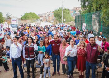 Cientos de familias participan con entusiasmo en visitas a colonias que hace Pepe Saldivar