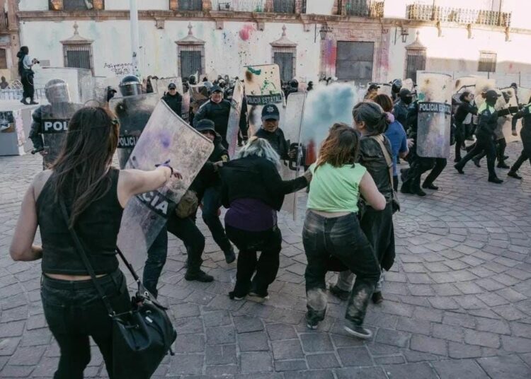 8 de marzo no se olvida; feministas demandan justicia y remoción de funcionarios gubernamentales