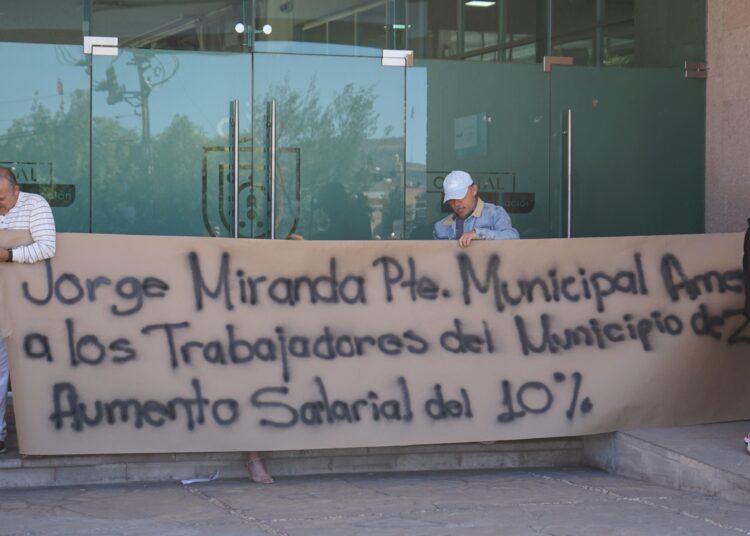Trabajadores toman instalaciones del ayuntamiento de Zacatecas; exigen aumento salarial