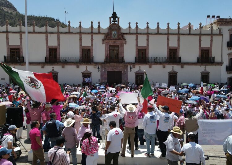 La marea rosa colmó la Plaza de Armas en defensa de la democracia y contra el autoritarismo