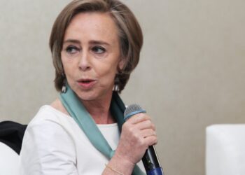 Pemex acusa de corrupción a María Amparo Casar de Mexicanos contra la Corrupción; ella lo niega