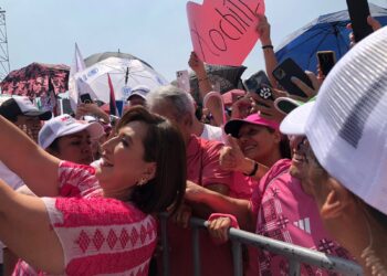 Con retraso en izamiento de bandera y enfrentamientos con CNTE, así fue la “Marea Rosa” en el Zócalo