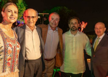 Reaparece Carlos Salinas de Gortari fiesta de empresario en España