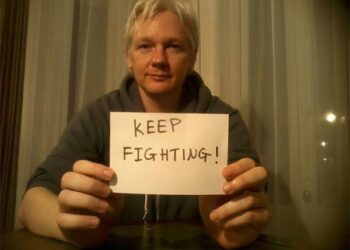 Julian Assange se declara culpable