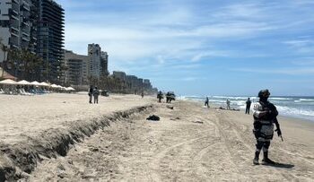 Encuentran cadáveres flotando en playa Revolcadero en Acapulco, Guerrero
