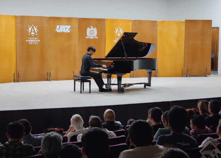 El virtuoso pianista Elías Manzo ofrece obras “cumbre” en su recital de titulación