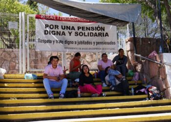 Ahora, docentes de Telesecundaria Toman instalaciones de la Secretaría de Educación