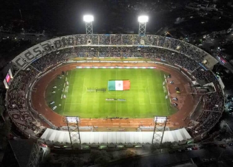 Espectáculo futbolero llena el estadio Carlos Vega