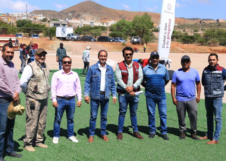 Prioritarios los espacios deportivos; Supervisa alcalde de Guadalupe trabajos en campo de Sftbol