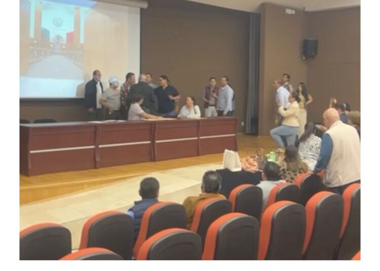 Trabajadores revientan sesión y persiguen a diputados; demandan respeto a bono trianual