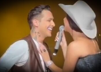 Christian Nodal y Ángela Aguilar se besan en pleno escenario