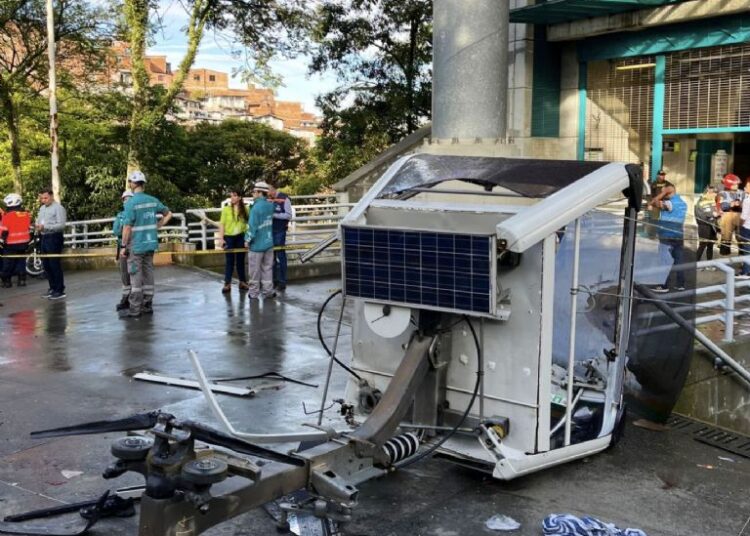 Se cae teleférico en Medellín, hay un muerto y varios heridos