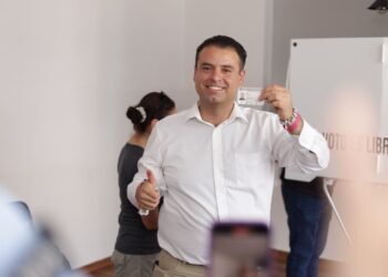 Miguel Varela emite su voto en Colinas del Padre