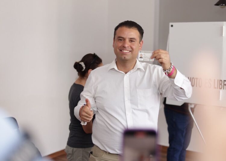 Miguel Varela emite su voto en Colinas del Padre