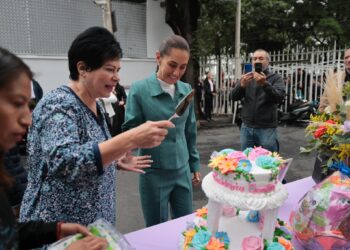 Sheinbaum cumple 62 años y así le festejaron sus vecinos