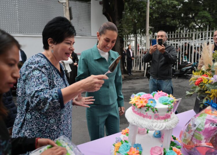 Sheinbaum cumple 62 años y así le festejaron sus vecinos
