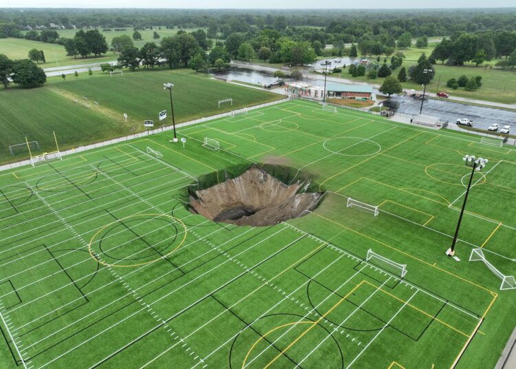 Socavón se traga una cancha de fútbol en Illinois