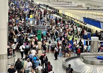 Falla de Microsoft ocasiona largas filas en los aeropuertos